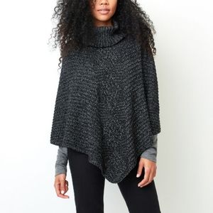 Roots Snowy Fox Poncho